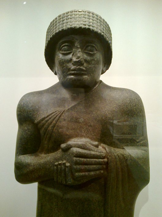 Estatua de bulto redondo del príncipe sumerio Gudea de Lagash. H. 2.100 a.C. Renacimiento sumerio.